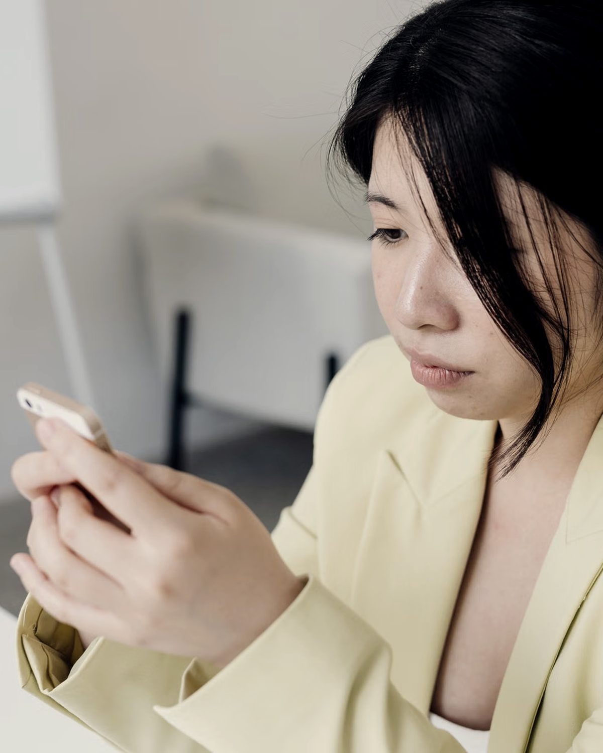 品牌方主理人在会议室思考品牌策略